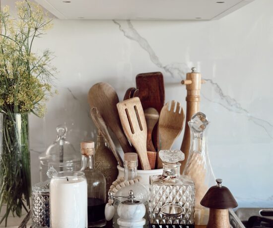 stone backsplash that looks like marble but it actually PVC